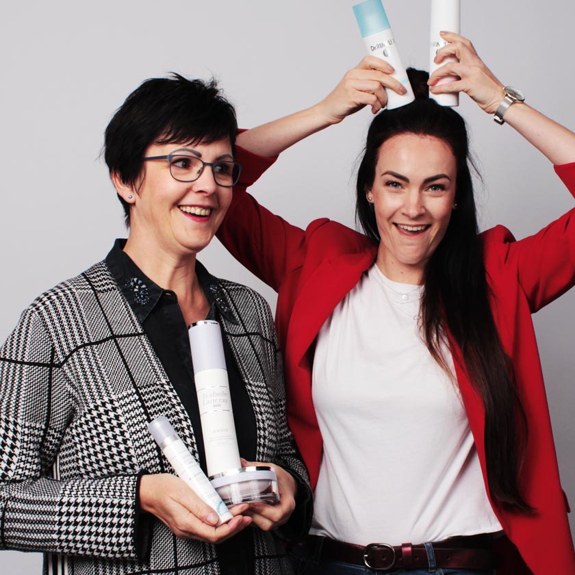 Uta und Anja Schwartz mit Produkten
